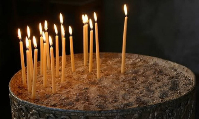 Λάρισα: Κόντεψε να… βάλει φωτιά σε παρεκκλήσι ανάβοντας 58 κεριά!