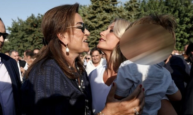 «Άγγελος» η Κοσιώνη, «ήρωας» η Ντόρα – Τις αποθέωσε ο Κώστας Μπακογιάννης