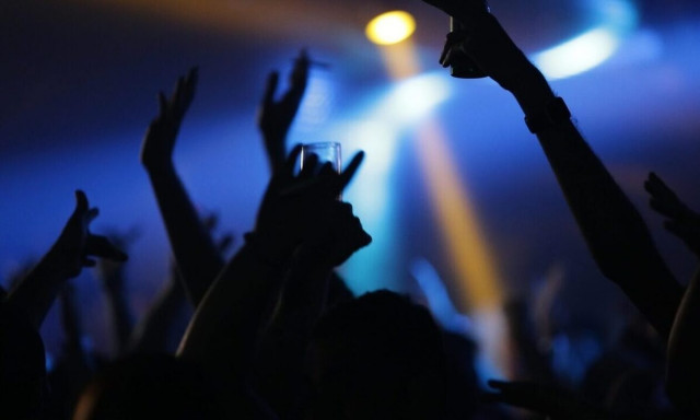 Μύκονος: Έφοδος της ΕΛΑΣ σε παράνομο πάρτι σε βίλα - Εντοπίστηκαν ναρκωτικά