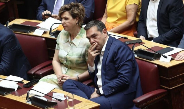 Βουλή: Η πρώτη εμφάνιση του Αλέξη Τσίπρα – Αγκαλιές, «πηγαδάκια» και χειραψίες