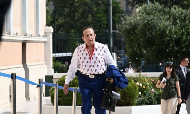 Σπύρος Μπιμπίλας: Τράβηξε τα βλέμματα στη Βουλή και δήλωσε έτοιμος για αγώνες