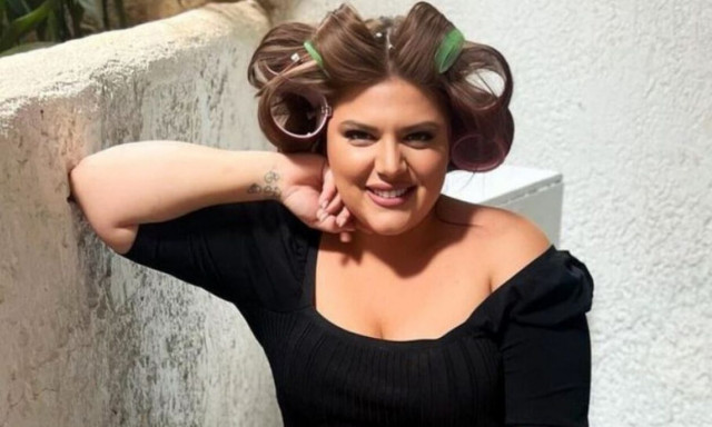 Δανάη Μπάρκα: Ποζάρει με ρόλεϊ στα μαλλιά - «Κάπως έτσι είναι η πραγματικότητα»