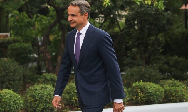 PM Mitsotakis visits health ministry