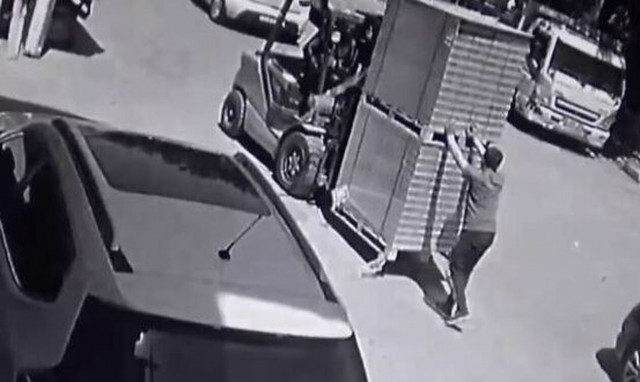 Τραγωδία στην Τουρκία: 14χρονος καταπλακώθηκε απο παλέτες που μετέφερε ο πατέρας του