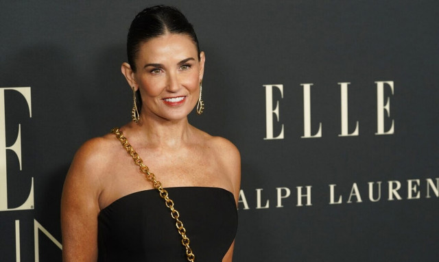 Ντέμι Μουρ: Κάνει ηλιοθεραπεία με μπικίνι και... κόβει την ανάσα στα 60 της