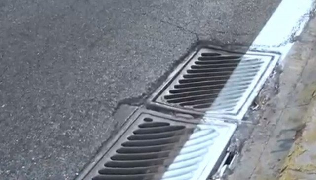 Λεωφόρος Κηφισίας: Αυτοκίνητο έπεσε μέσα σε ακάλυπτο φρεάτιο και κατέληξε σε τοίχο