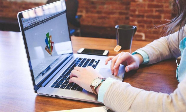 Νέα μελέτη: Η υβριδική εργασία κάνει καλό στην υγεία