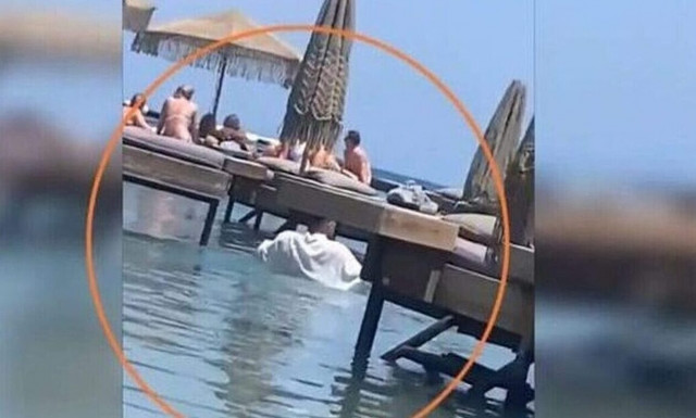 Ρόδος: Λειτουργεί παρά τις παραβάσεις και τα πρόστιμα το beach bar με τον σερβιτόρο «κολυμβητή»