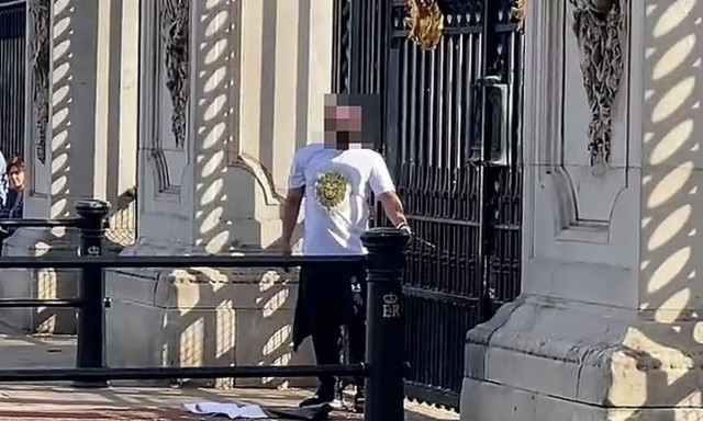 Λονδίνο: Συναγερμός έξω από το Μπάκιγχαμ - Άνδρας δέθηκε με χειροπέδες στην κεντρική πύλη