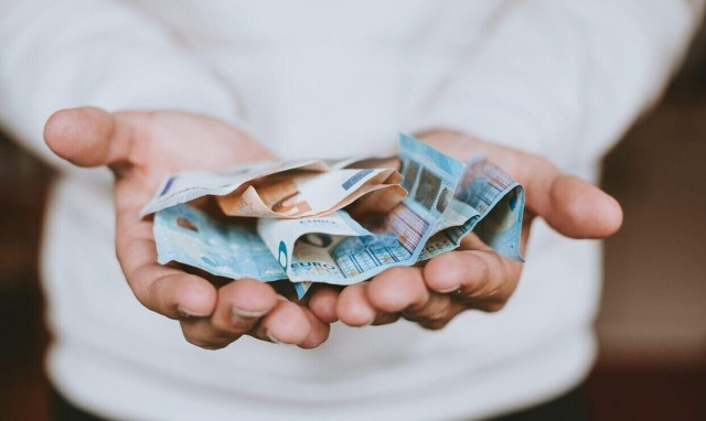 Τέλος επιτηδεύματος:  Ελάφρυνση 400 με 1.000 ευρώ για όσους αύξησαν το προσωπικό