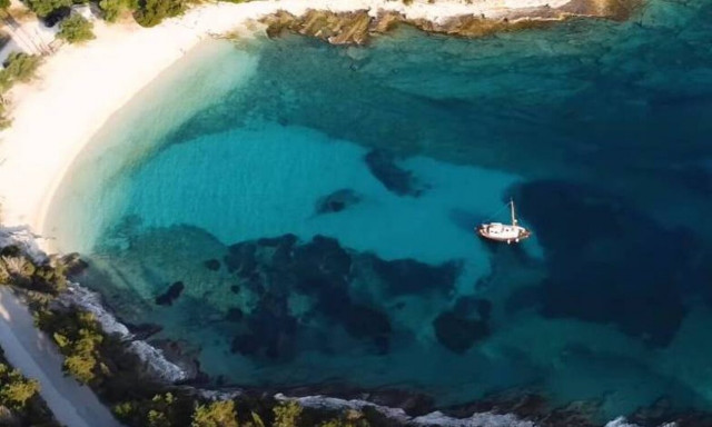 Έμπλυση: Η μαγευτική παραλία του Ιονίου όπου η μάσκα είναι περιττή