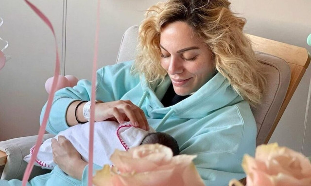 Ιωάννα Μαλέσκου: Στην παραλία με τη δυο μηνών κόρη της