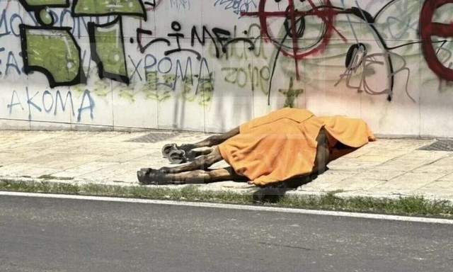 Κέρκυρα: Βίντεο δείχνει τον αμαξά να τα βάζει με ποδηλάτη που φώναζε για το νεκρό άλογο