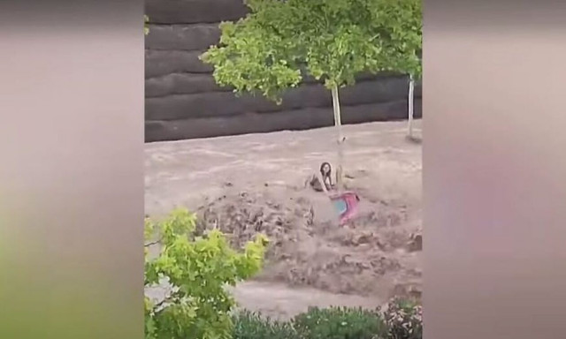 Ισπανία: Γυναίκα σκαρφάλωσε σε οροφή αυτοκινήτου για να σωθεί από τις πλημμύρες - To viral βίντεο