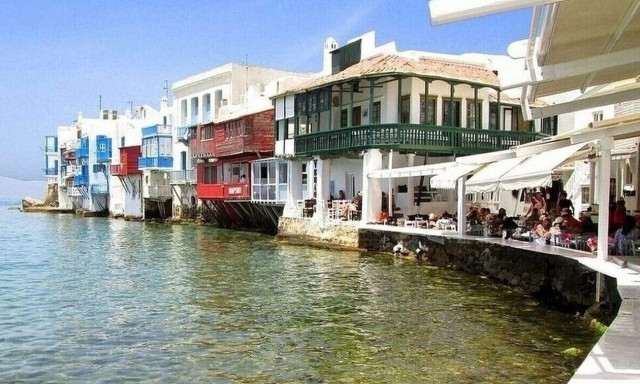 Μύκονος: Τους έστειλαν σπίτι με σπασμένο πόδι γιατί δεν υπήρχε γιατρός - Καταγγελία εργαζομένου