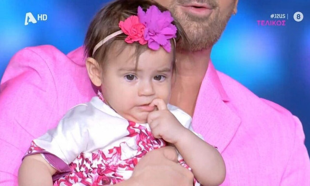 J2US - Δέσποινα Βανδή: «Το μωρό σε λίγο θα μιλά 2 γλώσσες, μεγαλώνει μαζί μας»