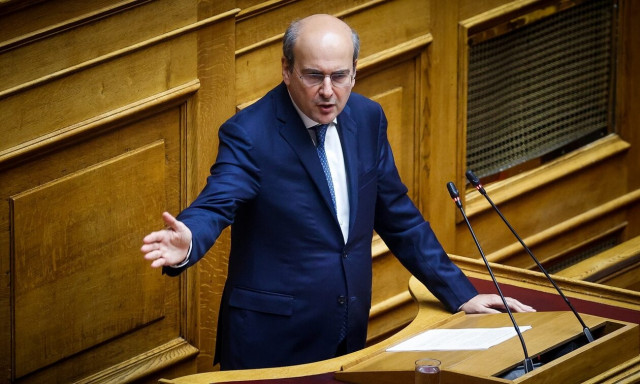 Κωστής Χατζηδάκης: Ο μέσος δημόσιος υπαλληλος θα έχει όφελος 2.084 ευρώ μικτά τον χρόνο