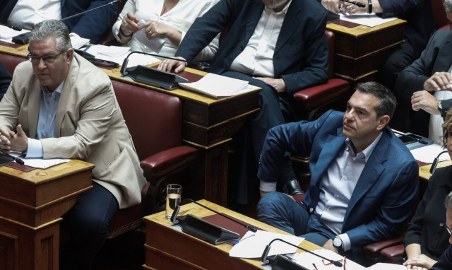 Αλέξης Τσίπρας: Κάθισε δίπλα στον Νίκο Παππά για να ακούσει την ομιλία του Σωκράτη Φάμελλου