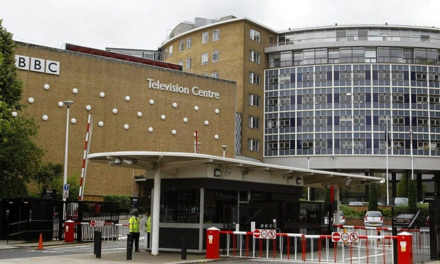 BBC: Αρχίζει έρευνα μετά την καταγγελία ότι παρουσιαστής πλήρωνε 17χρονο για γυμνές φωτογραφίες