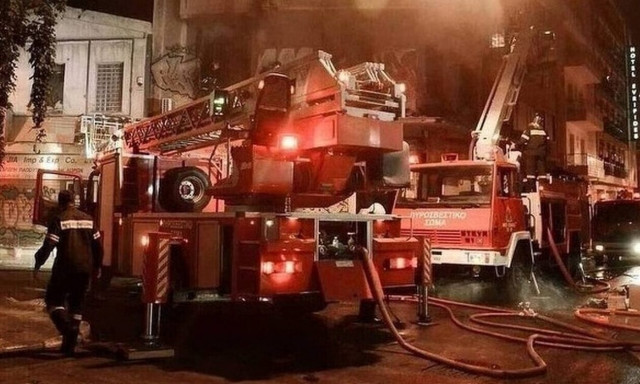 Φωτιά στο παλιό ΙΚΑ στην οδό Πειραιώς