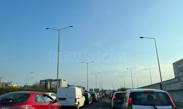 Καραμπόλα στην Αττική Οδό: Μεγάλες καθυστερήσεις στις εξόδους