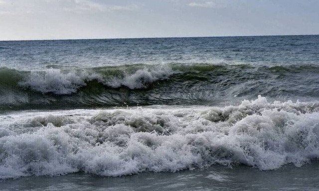 Ηράκλειο: Χωρίς τις αισθήσεις του ανασύρθηκε από τη θάλασσα τουρίστας