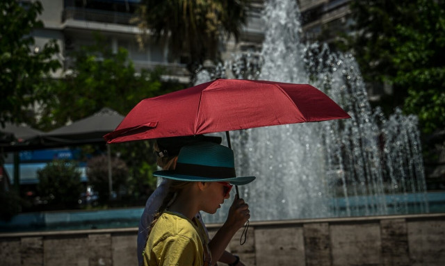 Καύσωνας Κλέων: Η Ελλάδα στα «κάρβουνα» - Οδηγίες προστασίας και έκτακτες συσκέψεις