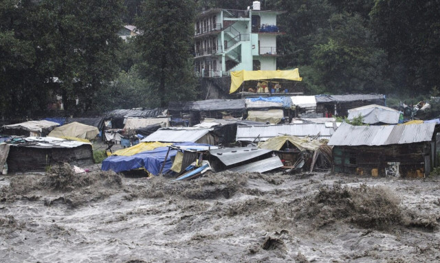 Ινδία: Τουλάχιστον 29 νεκροί από τις πλημμύρες και τις κατολισθήσεις λόγω του μουσώνα