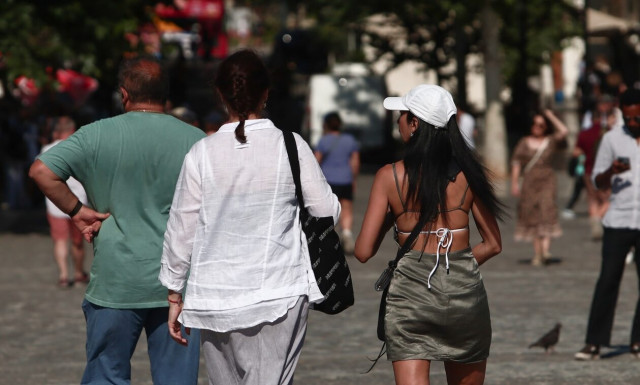 Καιρός - Καύσωνας: «Καμίνι» η Αθήνα και τη νύχτα  - Έως 34 βαθμούς η θερμοκρασία τις βραδινές ώρες