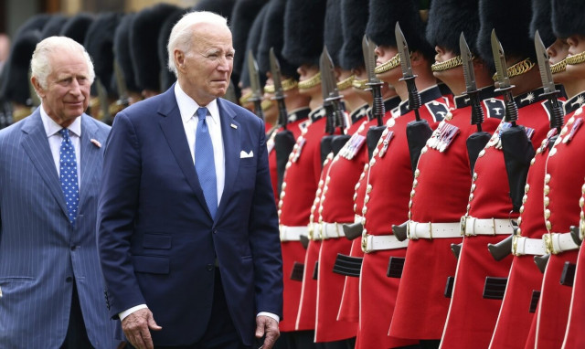 Τζο Μπάιντεν: Στον… κόσμο του στη συνάντηση με τον Κάρολο – Εκνευρίστηκε ο βασιλιάς