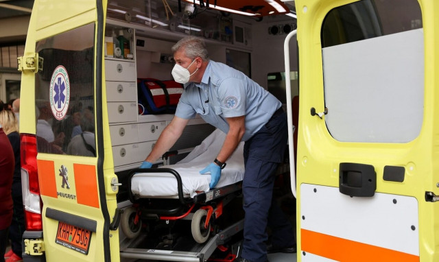 Καταγγελία: 48χρονος με έφραγμα περίμενε σχεδόν δύο ώρες ασθενοφόρο για διακομιδή