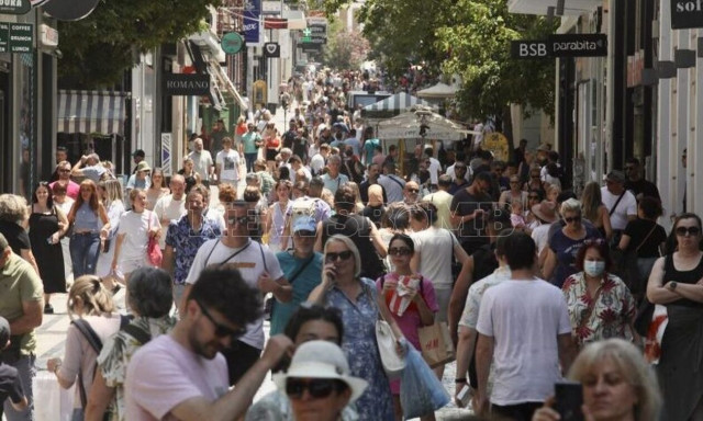 Θερινές εκπτώσεις: «Καλές οι τιμές», λένε οι καταναλωτές – Αυτοψία του υπουργού Ανάπτυξης στην αγορά