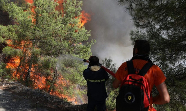 Φωτιά στον Αστακό Αιτωλοακαρνανίας - Στη μάχη και εναέρια μέσα