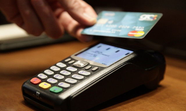 Υποχρεωτικά τα POS σε ταξί, ντελίβερι και επιχειρήσεις που χρησιμοποιούν μετρητά - Τι αλλάζει