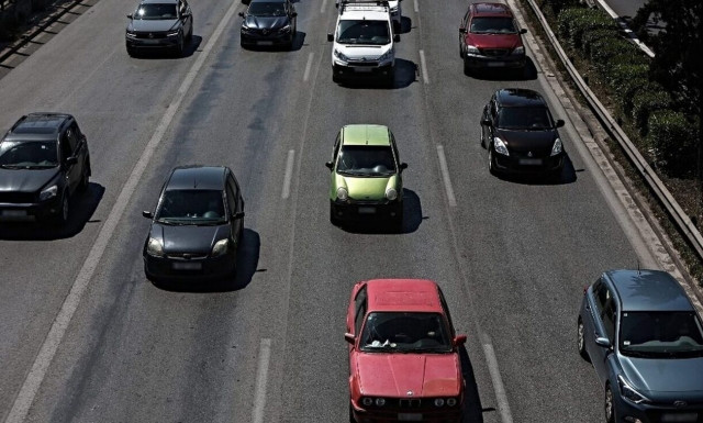 Κίνηση στους δρόμους: Ουρές χιλιομέτρων στον Κηφισό