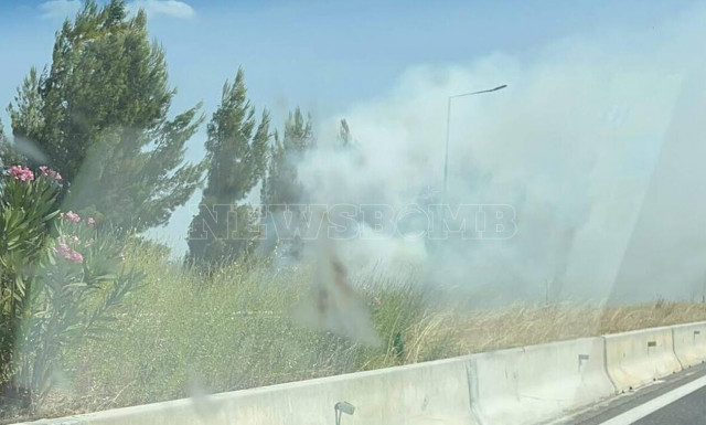 Λάρισα: Άνοιξε η ΠΑΘΕ - Συνεχίζεται η πυρκαγιά στα πρανή της Εθνικής Οδού