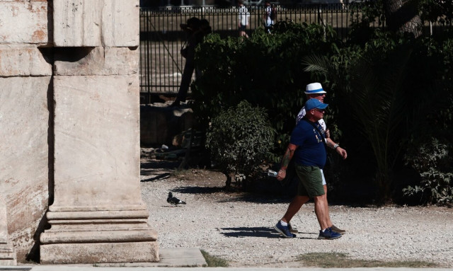 Καύσωνας Κλέων: Συστάσεις για τηλεργασία - Πόσο θα διαρκέσει το κύμα ακραία ζέστης