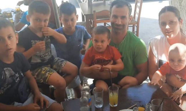 Μία απίθανη οικογένεια νέων στην Κρήτη: «Κάναμε 5 παιδιά σε 6 χρόνια και συνεχίζουμε για τη κόρη»