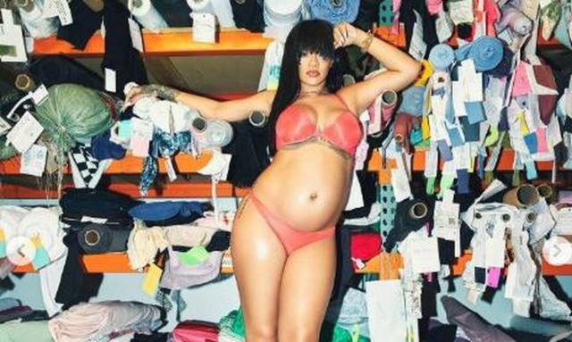 Ριάνα: Πόζαρε με κόκκινα σέξι εσώρουχα και φουσκωμένη κοιλιά και τρέλανε τους φαν της