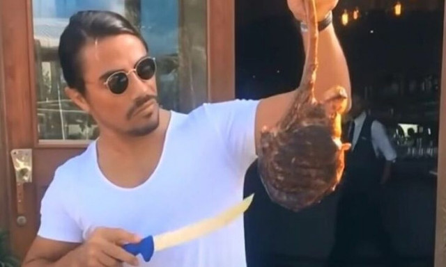 H κρίση «χτύπησε» και τον Salt Bae: Έφτιαξε οικονομικό μενού, αναλυτικά οι τιμές
