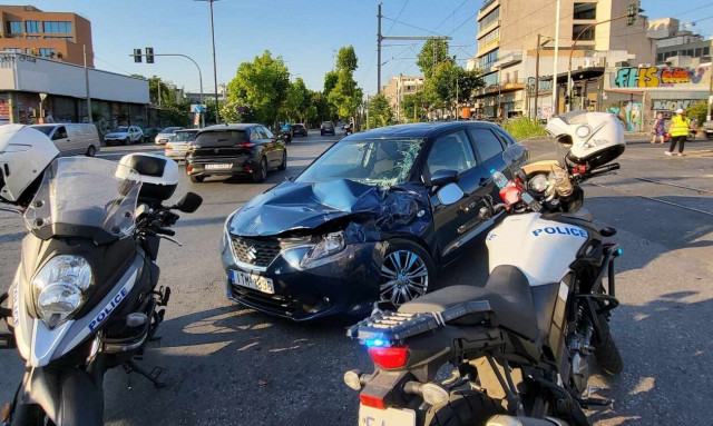 Σύγκρουση τρένου με αυτοκίνητο στην Ιερά Οδό: Φωτογραφίες από το τροχαίο ατύχημα