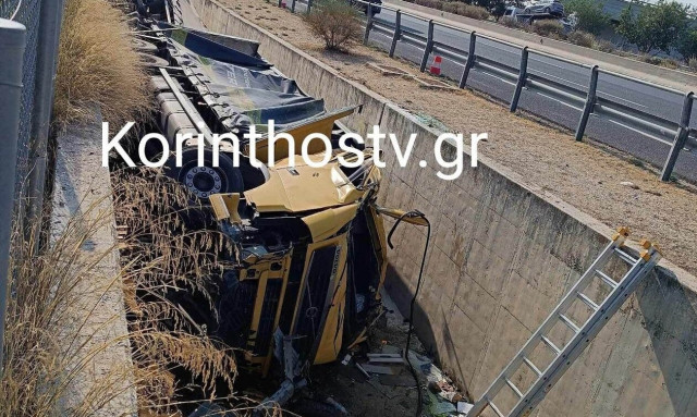 Νταλίκα έπεσε από ύψος 10 μέτρων σε κανάλι δίπλα στην Αττική οδό - Τραυματίας ο οδηγός