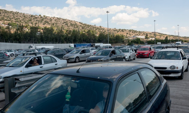 Αττική Οδός: Τεράστιο μποτιλιάρισμα από ανατροπή φορτηγό στο ρεύμα προς Ελευσίνα