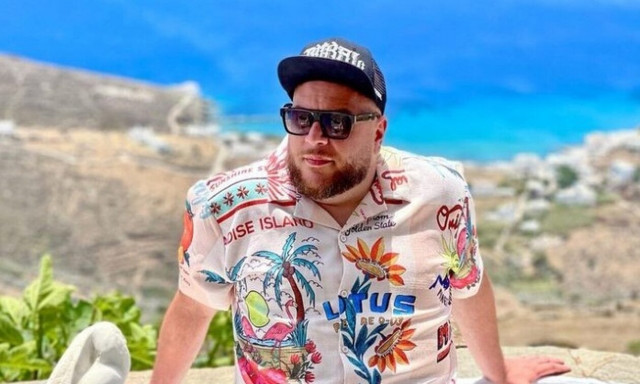 Φάνης Λαμπρόπουλος: Στην παραλία με τον Λευτέρη Πετρούνια - «Βρες τον ολυμπιονίκη»