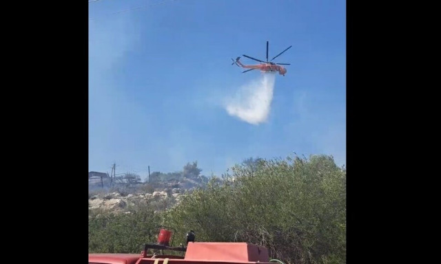 Φωτιά τώρα στους Αγίους Θεοδώρους Κορινθίας: Επιχειρούν εναέρια μέσα