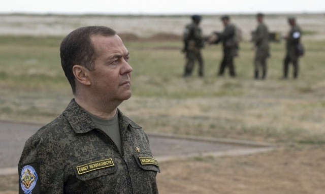 Μεντβέντεφ: «Η τρελή δύση φέρνει πιο κοντά τον Γ' Παγκόσμιο Πόλεμο»