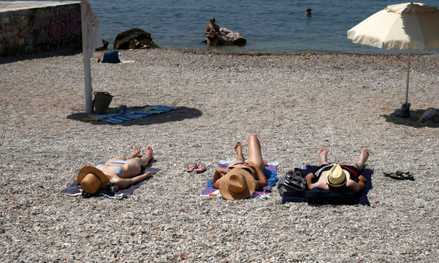 Καύσωνας Κλέων: «Έπιασε» τους 40 βαθμούς ο υδράργυρος στην Αττική - «Καμπανάκι» και μέτρα προστασίας