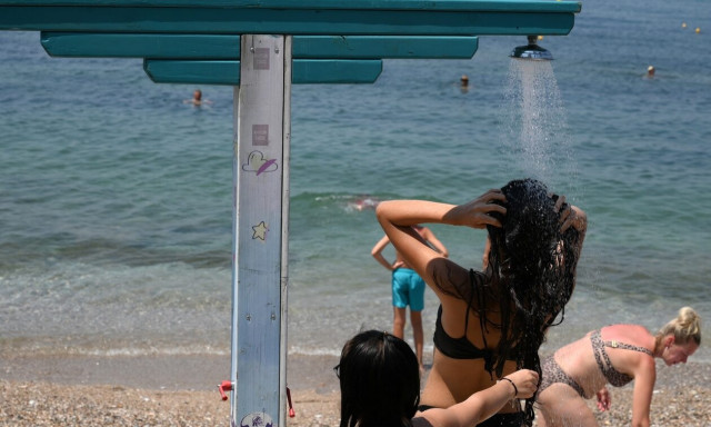 Ανάσα δροσιάς για τους Αθηναίους - Κατέκλυσαν και σήμερα τις παραλίες λόγω καύσωνα (pics)