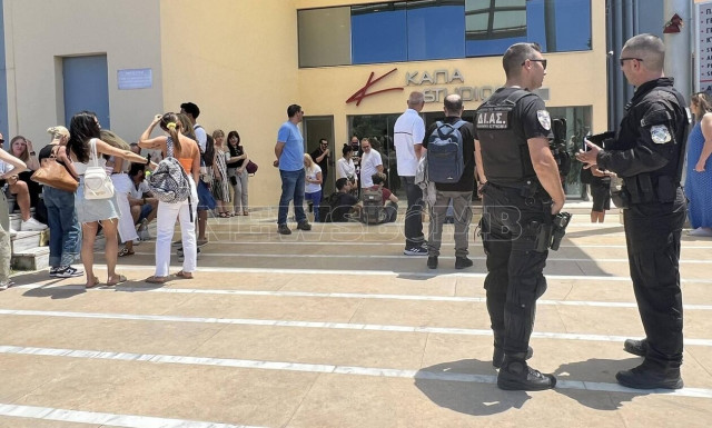 Στούντιο KAΠΑ: Αναστάτωση έπειτα από το τηλεφώνημα για βόμβα - Εκτός κτηρίου οι εργαζόμενοι (pics)