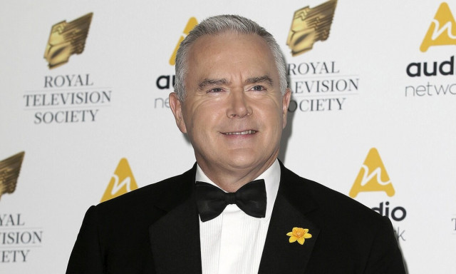 Χιου Έντουαρντς: Ο παρουσιαστής «βιτρίνα» του BBC που ανακοίνωσε τον θάνατο της βασίλισσας Ελισάβετ